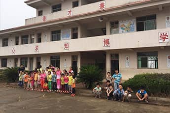 愛心點亮希望·關(guān)愛留守兒童——小桔燈志愿者溪頭小學獻愛心活動