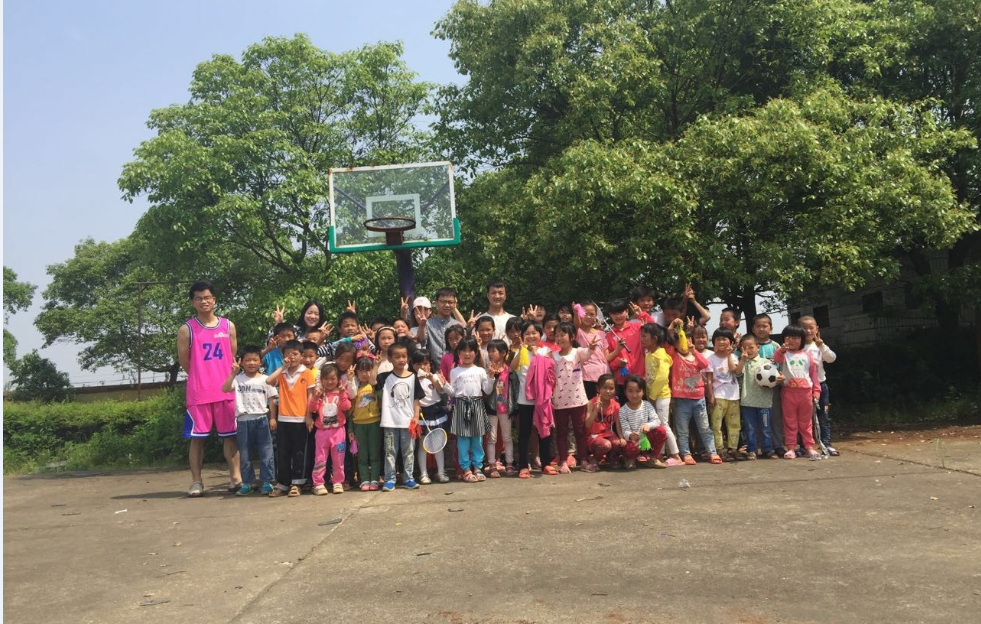 愛心點亮希望·關(guān)愛留守兒童——小桔燈志愿者溪頭小學獻愛心活動